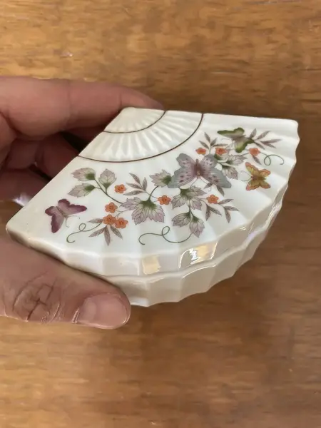 Foto de um(a) Antiga Rara Caixinha Decorativa Porcelana Americana Avon, da categoria de Cestos e Caixas. Antiga caixinha decorativa ou porta joias em porcelana americana, manufatura avon. Catalogada de 1980. Lindo formato e... Mostrado de uma perspectiva diferente. Vendido no marketplace Trésors.