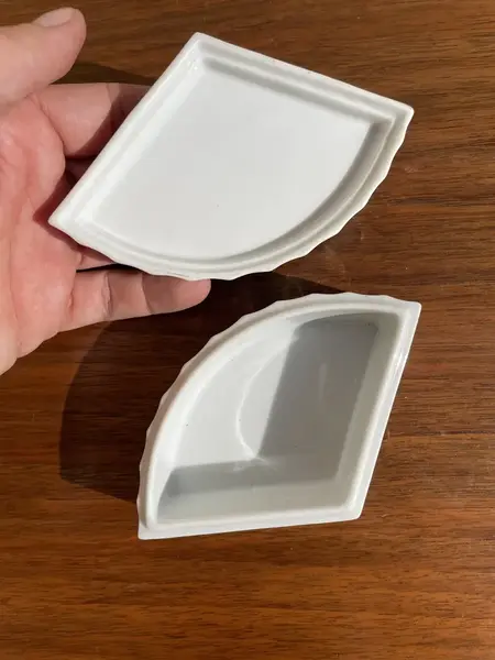 Foto de um(a) Antiga Rara Caixinha Decorativa Porcelana Americana Avon, da categoria de Cestos e Caixas. Antiga caixinha decorativa ou porta joias em porcelana americana, manufatura avon. Catalogada de 1980. Lindo formato e... Mostrado de uma perspectiva diferente. Vendido no marketplace Trésors.