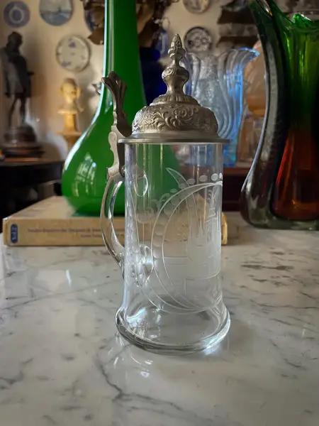 Foto de um(a) Antigo Raro Tankard Caneca Chopp Em Cristal Alemão E Pewter, da categoria de Canecas. Antigo tankard em cristal alemão com tampa articulada em pewter espessurado a prata. Peça artística, finamente lapidada à... Mostrado de uma perspectiva diferente. Vendido no marketplace Trésors.