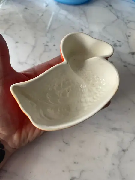 Foto de um(a) Antiga E Rara Forma De Pato Art Deco Em Porcelana Alemã, da categoria de Travessas e tigelas. Antiga e rara forminha no formato de pato, peça em porcelana alemã. Período Art Deco. Medidas 5 x 12 x 9cm. Mostrado de uma perspectiva diferente. Vendido no marketplace Trésors.