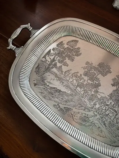 Foto de um(a) Antiga Grande Bandeja Tabuleiro Trabalhado Em Prata Eberle, da categoria de Bandejas. ~ Eberle Silverplated ~ Antiga e grande bandeja decorativa em prata Eberle com linda decoração cinzelada no centro. Trabalho... Mostrado de uma perspectiva diferente. Vendido no marketplace Trésors.