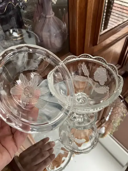 Foto de um(a) Antiga Bomboniere Compoteira Em Cristal Francês Satiné, da categoria de Garrafas, potes e jarros. Antiga bomboniere compoteira em cristal francês prensado, com detalhes em Satiné, decoração floral em relevo e acetinada.... Mostrado de uma perspectiva diferente. Vendido no marketplace Trésors.