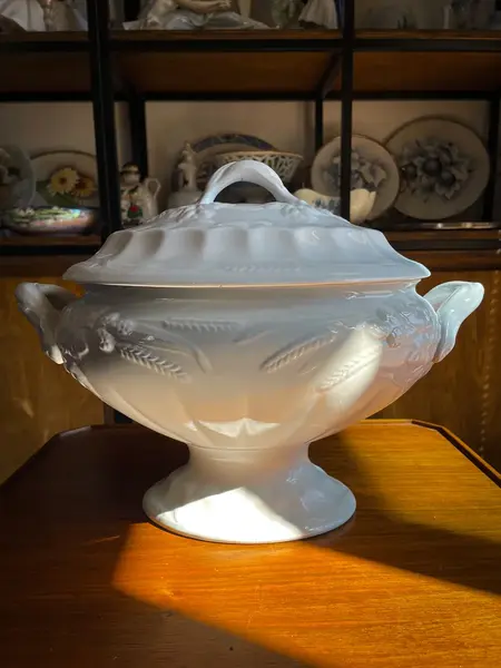 Foto de um(a) Antiga Grande Sopeira Em Porcelana Inglesa Ramo De Trigo, da categoria de Terrinas de sopa. ~ J&G Meakin Hanley ~ Clássica e atemporal, esta antiga e grande sopeira em porcelana inglesa na cor branca, decoração com... Mostrado de uma perspectiva diferente. Vendido no marketplace Trésors.