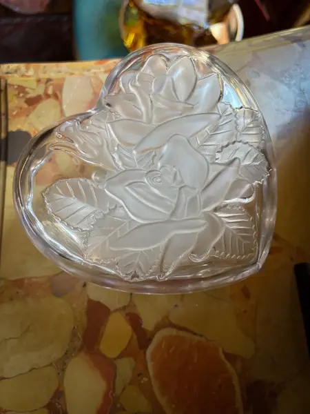 Foto de um(a) Antiga Caixa Decorativa Porta Joias Coração Cristal Satiné, da categoria de Porta-Jóias. Antiga caixa decorativa porta joias no formato de coração em cristal francês com detalhes em satiné.Medidas 8x15x15cm. Mostrado de uma perspectiva diferente. Vendido no marketplace Trésors.