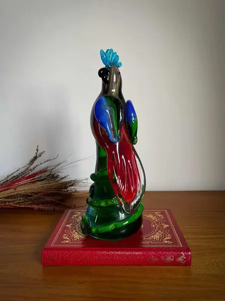 Foto de um(a) Antiga Escultura Pássaro Art Deco Original Murano Italiano, da categoria de Escultura. Antiga e exuberante escultura artística em cristal de Murano. Trabalho totalmente manual. Lindas cores em tons de verde, com... Mostrado de uma perspectiva diferente. Vendido no marketplace Trésors.