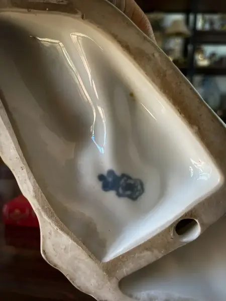 Foto de um(a) Antiga Escultura Bloco Escultórico Cabra Em Porcelana Alemã, da categoria de Escultura. Antigo bloco escultórico representando família de cabras, uma graça! Peça artística, em porcelana alemã, com selo da... Mostrado de uma perspectiva diferente. Vendido no marketplace Trésors.