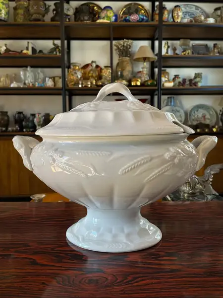 Foto de um(a) Antiga Grande Sopeira Em Porcelana Inglesa Ramo De Trigo, da categoria de Terrinas de sopa. ~ J&G Meakin Hanley ~ Clássica e atemporal, esta antiga e grande sopeira em porcelana inglesa na cor branca, decoração com... Mostrado de uma perspectiva diferente. Vendido no marketplace Trésors.