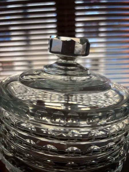 Foto de um(a) Antiga Bomboniere Caixa Decorativa Porta Joias Cristal Deco, da categoria de Cestos e Caixas. Antiga caixa decorativa, porta joias ou bomboniere em cristal alemão. Peça muito fina, toda lapidada à mão com o fundo... Mostrado de uma perspectiva diferente. Vendido no marketplace Trésors.