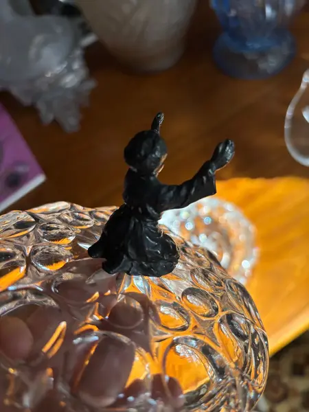 Foto de um(a) Antiga Caixa Decorativa Porta Joias Cristal E Pétit Bronze, da categoria de Porta-Jóias. Antiga caixa decorativa ou porta joias em cristal francês, pegador com figura em pétit bronze francês. Peça super diferente... Mostrado de uma perspectiva diferente. Vendido no marketplace Trésors.
