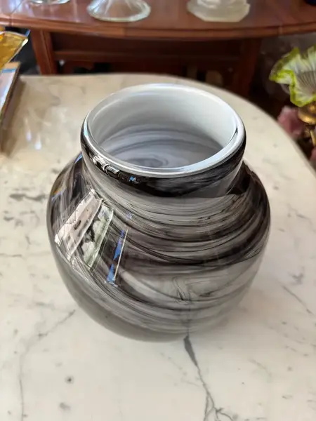Foto de um(a) Antigo Vaso Jarro Art Deco Murano Leitoso George Davidson, da categoria de Vasos. ~ George Davidson Glass ~ Sofisticado vaso de Murano artístico nas cores preta e branca. Técnica de trabalho “Sandwich... Mostrado de uma perspectiva diferente. Vendido no marketplace Trésors.