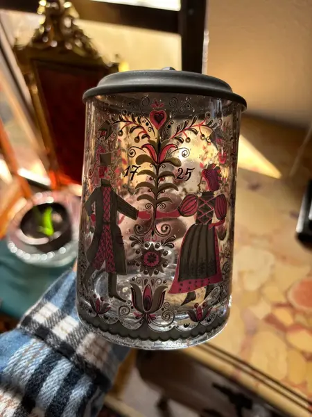Foto de um(a) Antigo Tankard Ou Caneca De Chopp Em Murano Veneziano, da categoria de Canecas. Antigo tankard de coleção, caneco de chopp em vidro/murano artístico veneziano ricamente pintado à mão. Peça original do... Mostrado de uma perspectiva diferente. Vendido no marketplace Trésors.