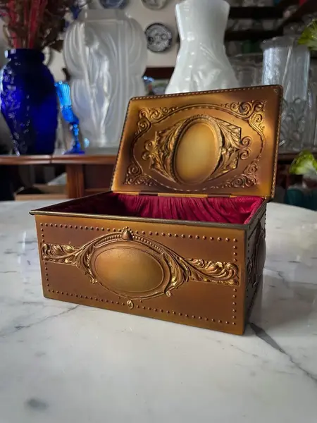 Foto de um(a) Deposé Antiga Rara Caixa Porta Joias Metal Francês Boulle, da categoria de Cestos e Caixas. ~ Deposé France ~Antiga e fina caixa decorativa, porta joias em bronze francês. Linda decoração boulle com guirlandas e... Mostrado de uma perspectiva diferente. Vendido no marketplace Trésors.