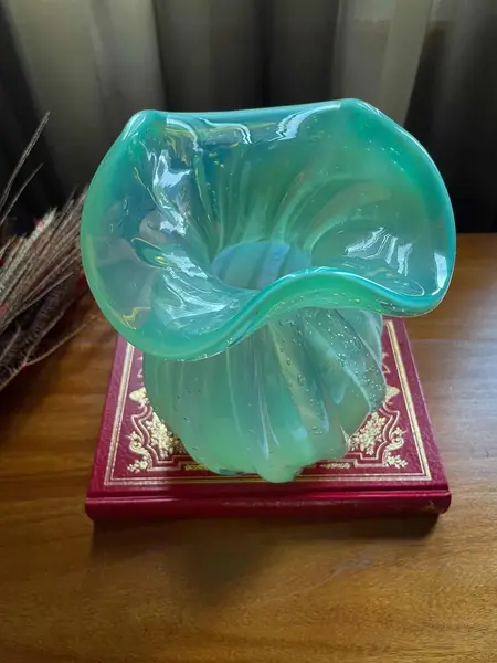 Foto de um(a) Antigo Vaso Art Deco Em Murano Verde Leitoso Opalescente, da categoria de Vasos. ~ Murano Opalescent Glass ~Murano opalescente é muito chique. Antigo vaso artístico feito à mão em Murano italiano... Mostrado de uma perspectiva diferente. Vendido no marketplace Trésors.