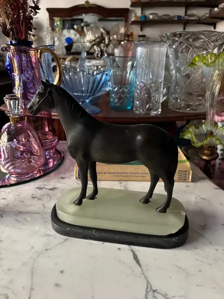 Foto de um(a) Antiga Escultura De Cavalo Em Bronze E Mármore Italiano, da categoria de Escultura. Antiga e imponente escultura artística de cavalo em bronze com base dupla de mármore preto e alabastro italiano. Obra muito... Mostrado de uma perspectiva diferente. Vendido no marketplace Trésors.