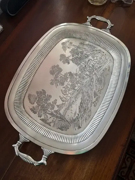 Foto de um(a) Antiga Grande Bandeja Tabuleiro Trabalhado Em Prata Eberle, da categoria de Bandejas. ~ Eberle Silverplated ~ Antiga e grande bandeja decorativa em prata Eberle com linda decoração cinzelada no centro. Trabalho... Mostrado de uma perspectiva diferente. Vendido no marketplace Trésors.