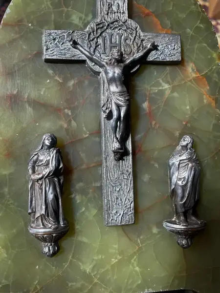 Foto de um(a) Arte Sacra Antigo Raro Cristo Crucifixo Pedra Ônix E Prata, da categoria de Objetos religiosos e espirituais. Antigo e excepcional crucifixo de parede com base em pedra ônix e metais nobres, bronze no fundo e imagens em prata. Peça... Mostrado de uma perspectiva diferente. Vendido no marketplace Trésors.