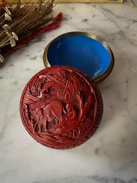 Foto de um(a) Antiga Caixa Decorativa Potiche Porta Joias Japonês Cinnabar, da categoria de Cestos e Caixas. Antiga e linda caixa decorativa porta joias oriental em bronze, técnica Cloisonné com laca vermelha dita Cinnabar, a parte... Mostrado de uma perspectiva diferente. Vendido no marketplace Trésors.