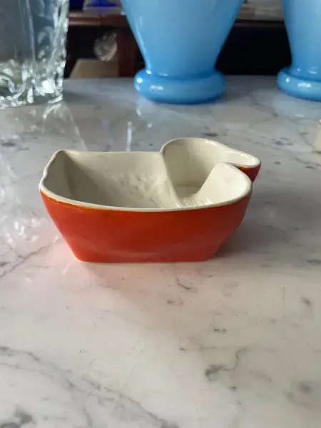 Foto de um(a) Antiga E Rara Forma De Pato Art Deco Em Porcelana Alemã, da categoria de Travessas e tigelas. Antiga e rara forminha no formato de pato, peça em porcelana alemã. Período Art Deco. Medidas 5 x 12 x 9cm. Mostrado de uma perspectiva diferente. Vendido no marketplace Trésors.