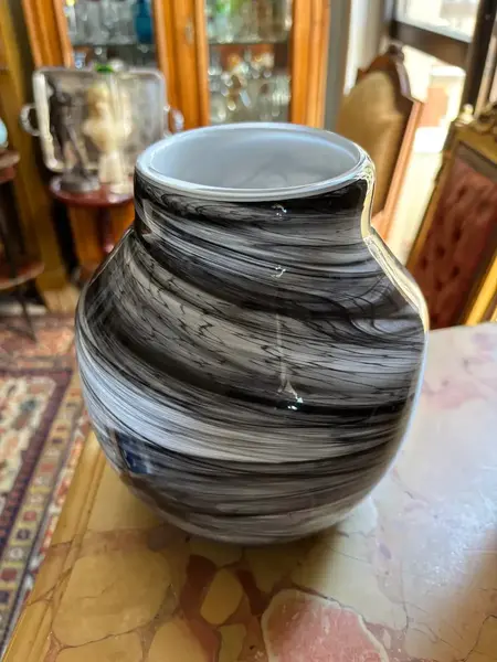 Foto de um(a) Antigo Vaso Jarro Art Deco Murano Leitoso George Davidson, da categoria de Vasos. ~ George Davidson Glass ~ Sofisticado vaso de Murano artístico nas cores preta e branca. Técnica de trabalho “Sandwich... Mostrado de uma perspectiva diferente. Vendido no marketplace Trésors.