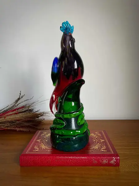 Foto de um(a) Antiga Escultura Pássaro Art Deco Original Murano Italiano, da categoria de Escultura. Antiga e exuberante escultura artística em cristal de Murano. Trabalho totalmente manual. Lindas cores em tons de verde, com... Mostrado de uma perspectiva diferente. Vendido no marketplace Trésors.