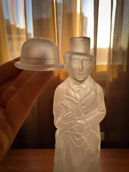 Foto de um(a) Antiga Garrafa Licoreira Déposé Vidro Satiné Charlie Chaplin, da categoria de Garrafas. ~ Déposé ~ Antiga e diferente garrafa em vidro artístico satiné, representando Charlie Chaplin. A tampa da peça é o chapéu... Mostrado de uma perspectiva diferente. Vendido no marketplace Trésors.
