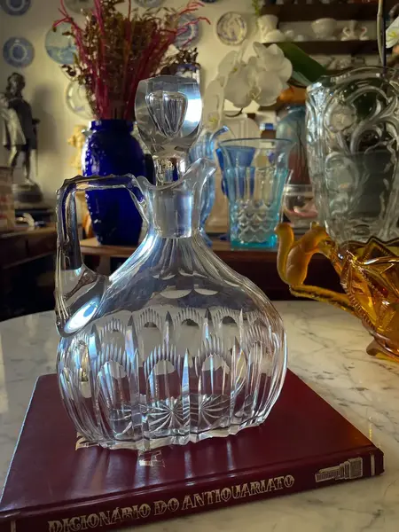 Foto de um(a) Antiga Garrafa Licoreira Jarra Em Cristal Francês Baccarat, da categoria de Garrafas. ~ Baccarat ~Antiga e majestosa garrafa licoreira em cristal francês ricamente lapidada à mão. A lapidação manual é um... Mostrado de uma perspectiva diferente. Vendido no marketplace Trésors.