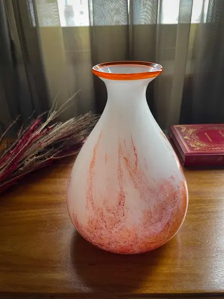 Foto de um(a) Antigo Vaso Jarro Art Deco Murano Italiano Leitoso Laranja, da categoria de Vasos. ~ Italy Glass ~Belíssimo vaso artístico em Murano branco leitoso com rajados em tons de laranja e vermelho. O bocal tem uma... Mostrado de uma perspectiva diferente. Vendido no marketplace Trésors.