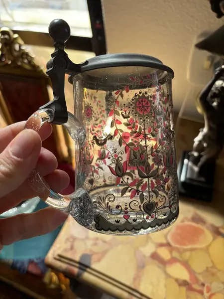 Foto de um(a) Antigo Tankard Ou Caneca De Chopp Em Murano Veneziano, da categoria de Canecas. Antigo tankard de coleção, caneco de chopp em vidro/murano artístico veneziano ricamente pintado à mão. Peça original do... Mostrado de uma perspectiva diferente. Vendido no marketplace Trésors.
