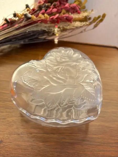 Foto de um(a) Antiga Caixa Decorativa Porta Joias Coração Cristal Satiné, da categoria de Porta-Jóias. Antiga caixa decorativa porta joias no formato de coração em cristal francês com detalhes em satiné.Medidas 8x15x15cm. Mostrado de uma perspectiva diferente. Vendido no marketplace Trésors.