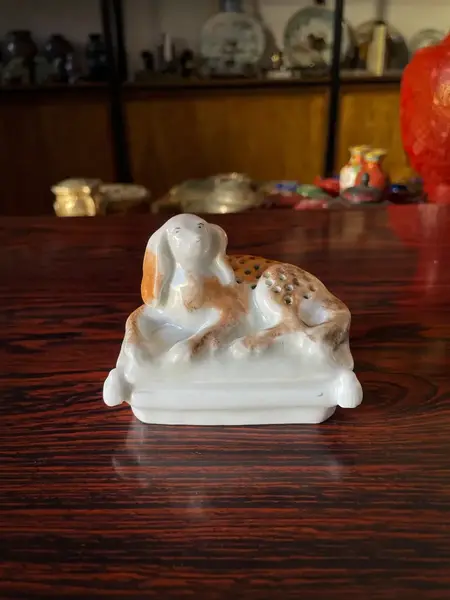 Foto de um(a) Antigo Raro Paliteiro Coleção Cachorro Porcelana Vieux Paris, da categoria de Paliteiros. Paliteiro em porcelana artística francesa Vieux Paris, representando cachorro na almofada. Numerado na base. Franca, final... Mostrado de uma perspectiva diferente. Vendido no marketplace Trésors.