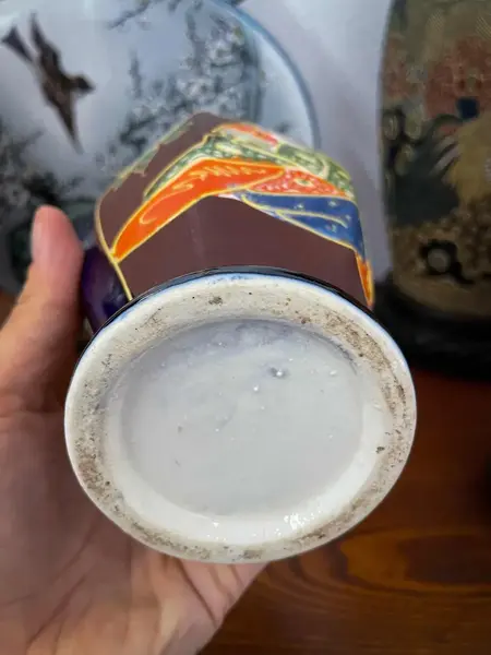 Foto de um(a) Antigo Vaso Jarro Oriental Porcelana Japonesa Satsuma Azul, da categoria de Vasos. Antigo vaso oriental em porcelana artística japonesa Satsuma, rara cor azul cobalto. Decoração toda diferente ao redor da... Mostrado de uma perspectiva diferente. Vendido no marketplace Trésors.