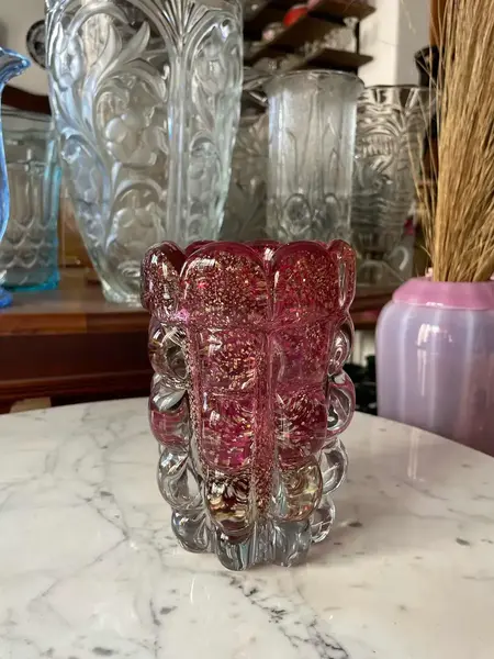 Foto de um(a) Antigo Vaso Em Murano Italy Glass Vermelho Com Ouro Art Deco, da categoria de Vasos. Mix and Match! Murano com ouro é a melhor combinação que temos. Antigo vaso artístico feito à mão em Murano Italy Glass com... Mostrado de uma perspectiva diferente. Vendido no marketplace Trésors.
