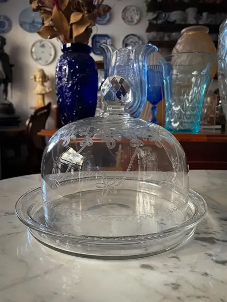 Foto de um(a) Antiga Rara Boleira Queijeira Cristal Francês Saint Louis, da categoria de Garrafas, potes e jarros. Boleira ou queijeira? Tanto faz! Para servir ou decorar, são peças úteis, versáteis e muito elegantes. Cristal francês da... Mostrado de uma perspectiva diferente. Vendido no marketplace Trésors.