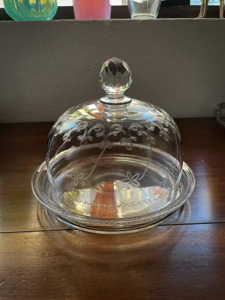 Foto de um(a) Antiga Rara Boleira Queijeira Cristal Francês Saint Louis, da categoria de Garrafas, potes e jarros. Boleira ou queijeira? Tanto faz! Para servir ou decorar, são peças úteis, versáteis e muito elegantes. Cristal francês da... Mostrado de uma perspectiva diferente. Vendido no marketplace Trésors.