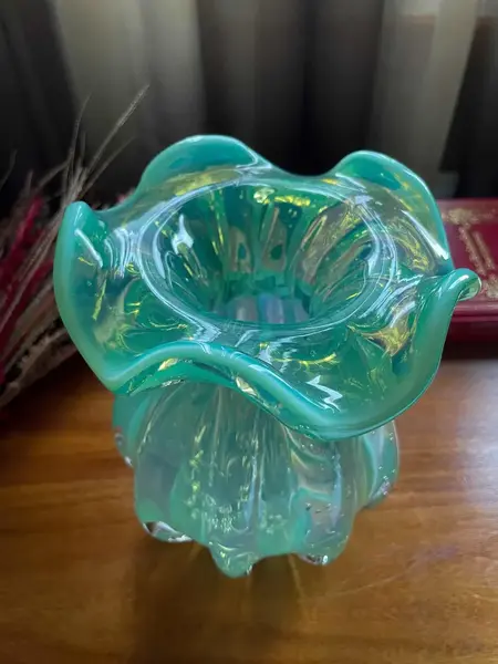 Foto de um(a) Antigo Vaso Jarro Art Deco Murano Leitoso Opalescente Verde, da categoria de Vasos. ~ Murano Opalescent Glass ~Murano opalescente é muito chique. Antigo vaso artístico feito à mão em Murano italiano... Mostrado de uma perspectiva diferente. Vendido no marketplace Trésors.
