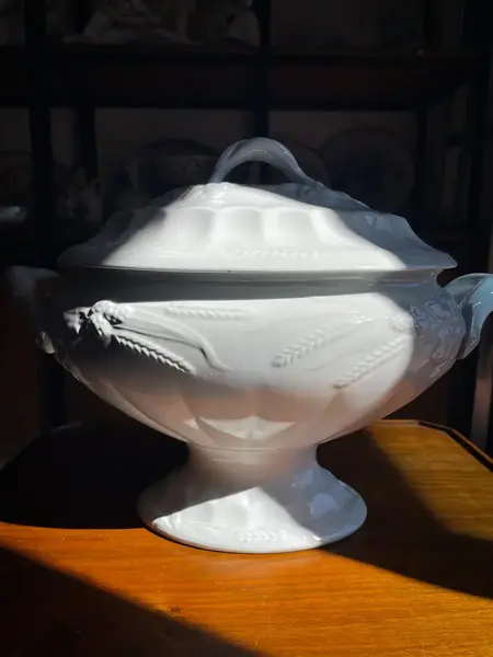 Foto de um(a) Antiga Grande Sopeira Em Porcelana Inglesa Ramo De Trigo, da categoria de Terrinas de sopa. ~ J&G Meakin Hanley ~ Clássica e atemporal, esta antiga e grande sopeira em porcelana inglesa na cor branca, decoração com... Mostrado de uma perspectiva diferente. Vendido no marketplace Trésors.
