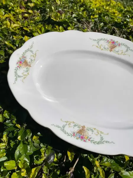 Foto de um(a) Antigo Grande Travessa Em Porcelana Floral Czechoslovakia, da categoria de Travessas e tigelas. Grande travessa em porcelana czechoslovakia, decoração floral. Medidas 36x24,5cm. Mostrado de uma perspectiva diferente. Vendido no marketplace Trésors.