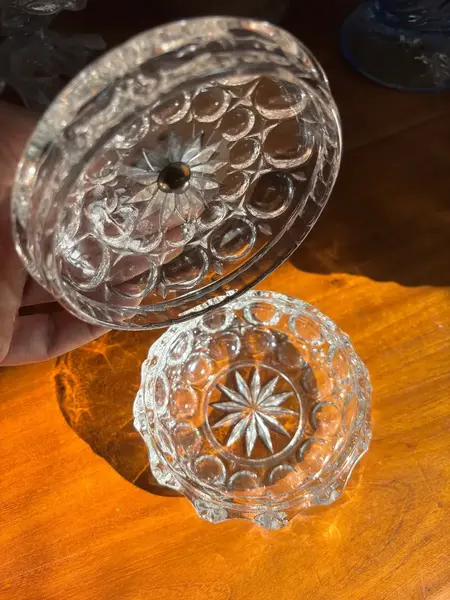 Foto de um(a) Antiga Caixa Decorativa Porta Joias Cristal E Pétit Bronze, da categoria de Porta-Jóias. Antiga caixa decorativa ou porta joias em cristal francês, pegador com figura em pétit bronze francês. Peça super diferente... Mostrado de uma perspectiva diferente. Vendido no marketplace Trésors.