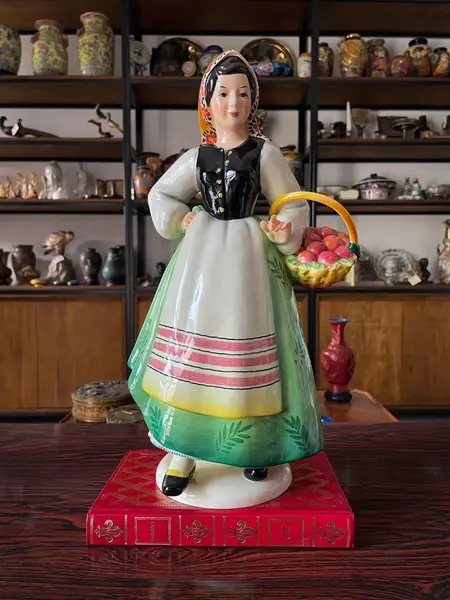 Foto de um(a) Antiga Escultura Feminina Camponesa Porcelana Italiana Lenci, da categoria de Escultura. ~ Made in Italy ~Antiga e grande escultura artística em porcelana italiana. Figura de camponesa com cesta e frutas. A peça é... Mostrado de uma perspectiva diferente. Vendido no marketplace Trésors.