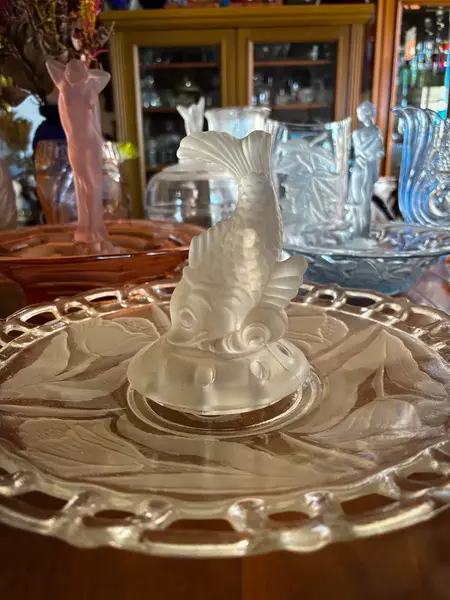 Foto de um(a) Antigo Centro De Mesa Escultura Peixe Art Deco Walther Sohne, da categoria de Centro de mesa. ~ August Walther & Sohne ~Antigo e diferente centro de mesa em vidro artístico alemão com detalhes em satiné. Grande prato... Mostrado de uma perspectiva diferente. Vendido no marketplace Trésors.
