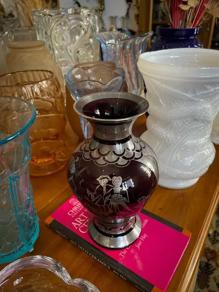 Foto de um(a) Antigo Vaso Artístico Cristal Tcheco Cenas Em Prata De Lei, da categoria de Vasos. Antiga e belíssimo vaso artístico em cristal Tcheco com prata de lei. A aplicação da prata é feita à mão de forma artística.... Mostrado de uma perspectiva diferente. Vendido no marketplace Trésors.