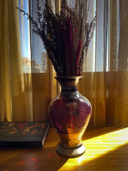 Foto de um(a) Antigo Vaso Artístico Cristal Tcheco Cenas Em Prata De Lei, da categoria de Vasos. Antiga e belíssimo vaso artístico em cristal Tcheco com prata de lei. A aplicação da prata é feita à mão de forma artística.... Mostrado de uma perspectiva diferente. Vendido no marketplace Trésors.