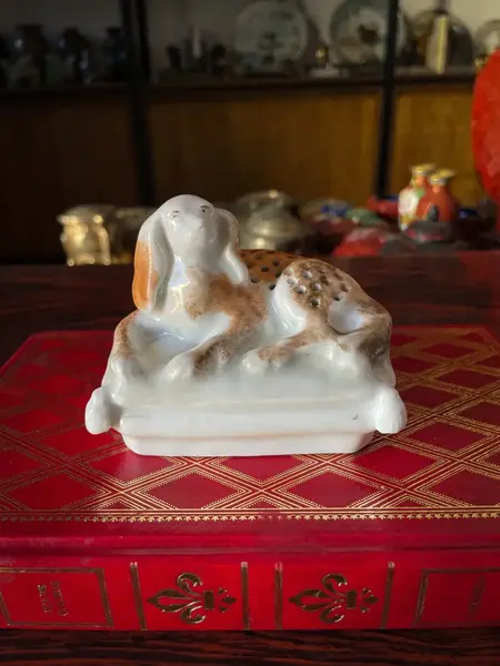 Foto de um(a) Antigo Raro Paliteiro Coleção Cachorro Porcelana Vieux Paris, da categoria de Paliteiros. Paliteiro em porcelana artística francesa Vieux Paris, representando cachorro na almofada. Numerado na base. Franca, final... Mostrado de uma perspectiva diferente. Vendido no marketplace Trésors.