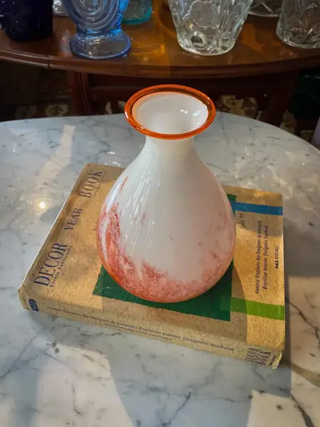 Foto de um(a) Antigo Vaso Jarro Art Deco Murano Italiano Leitoso Laranja, da categoria de Vasos. ~ Italy Glass ~Belíssimo vaso artístico em Murano branco leitoso com rajados em tons de laranja e vermelho. O bocal tem uma... Mostrado de uma perspectiva diferente. Vendido no marketplace Trésors.