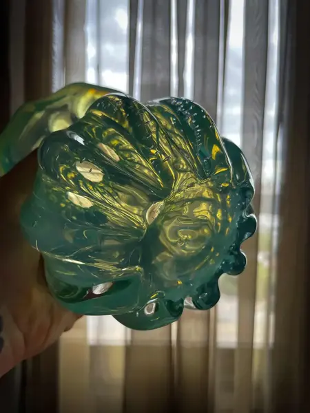 Foto de um(a) Antigo Vaso Jarro Art Deco Murano Leitoso Opalescente Verde, da categoria de Vasos. ~ Murano Opalescent Glass ~Murano opalescente é muito chique. Antigo vaso artístico feito à mão em Murano italiano... Mostrado de uma perspectiva diferente. Vendido no marketplace Trésors.