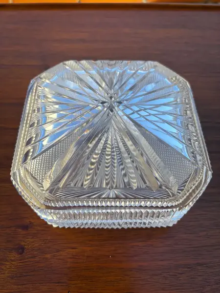 Foto de um(a) Antiga Caixa Decorativa Porta Joias Cristal Francês Baccarat, da categoria de Porta-Jóias. Antiga e especial caixa decorativa em cristal francês Baccarat, com primorosa lapidação manual.Seja como porta joias,... Mostrado de uma perspectiva diferente. Vendido no marketplace Trésors.