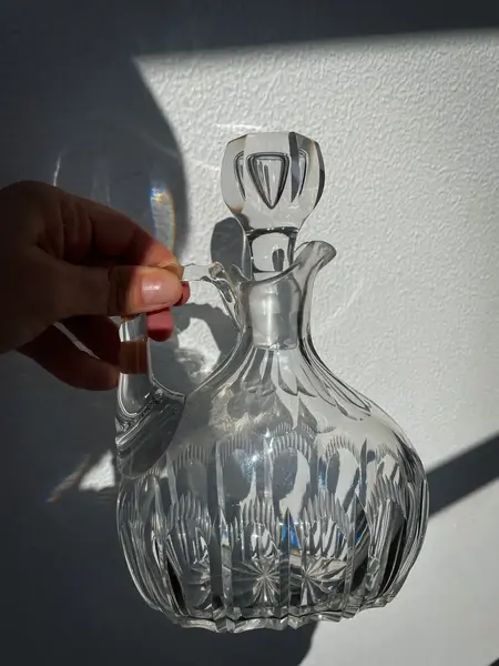 Foto de um(a) Antiga Garrafa Licoreira Jarra Em Cristal Francês Baccarat, da categoria de Garrafas. ~ Baccarat ~Antiga e majestosa garrafa licoreira em cristal francês ricamente lapidada à mão. A lapidação manual é um... Mostrado de uma perspectiva diferente. Vendido no marketplace Trésors.