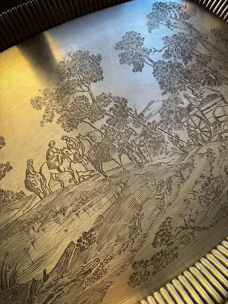 Foto de um(a) Antiga Grande Bandeja Tabuleiro Trabalhado Em Prata Eberle, da categoria de Bandejas. ~ Eberle Silverplated ~ Antiga e grande bandeja decorativa em prata Eberle com linda decoração cinzelada no centro. Trabalho... Mostrado de uma perspectiva diferente. Vendido no marketplace Trésors.
