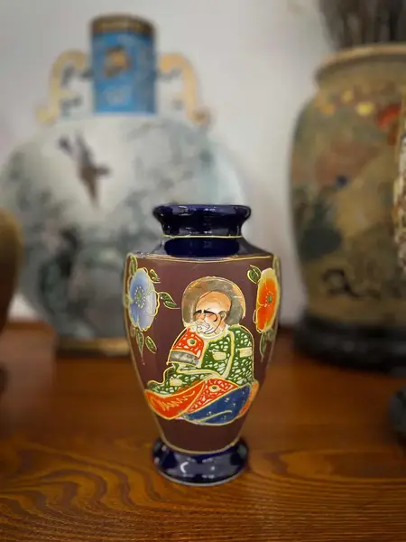 Foto de um(a) Antigo Vaso Jarro Oriental Porcelana Japonesa Satsuma Azul, da categoria de Vasos. Antigo vaso oriental em porcelana artística japonesa Satsuma, rara cor azul cobalto. Decoração toda diferente ao redor da... Mostrado de uma perspectiva diferente. Vendido no marketplace Trésors.