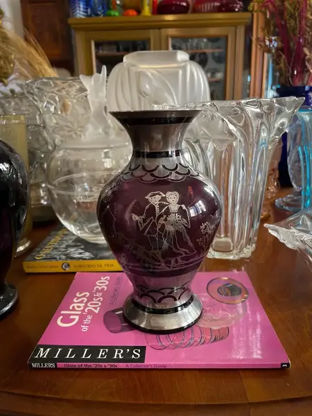 Foto de um(a) Antigo Vaso Artístico Cristal Tcheco Cenas Em Prata De Lei, da categoria de Vasos. Antiga e belíssimo vaso artístico em cristal Tcheco com prata de lei. A aplicação da prata é feita à mão de forma artística.... Mostrado de uma perspectiva diferente. Vendido no marketplace Trésors.